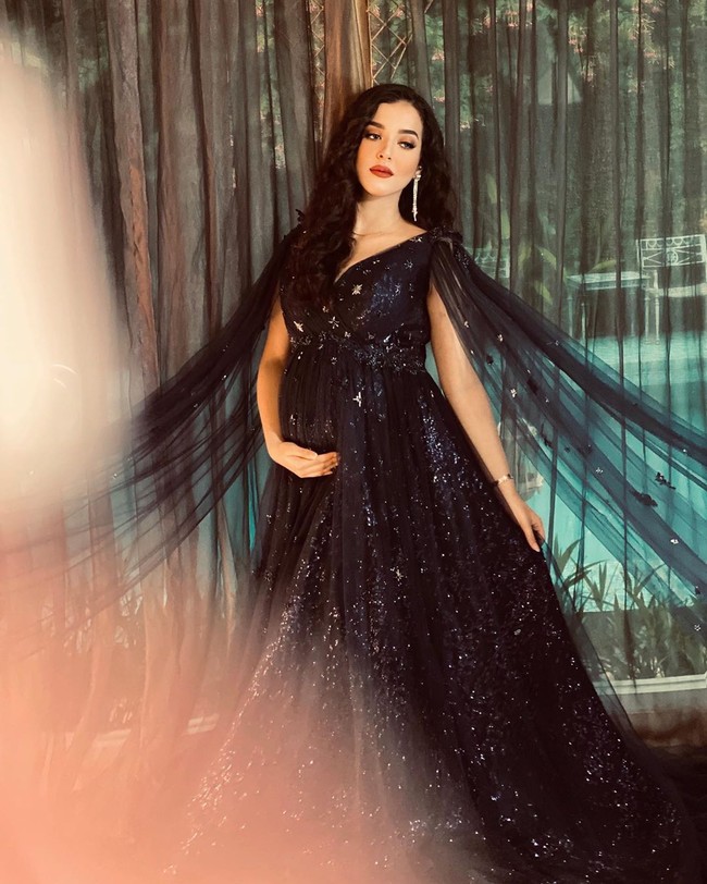 Fotonya dengan gaun hitam panjang ini merupakan foto favorit Tasya Farasya. Hal itu diungkapkannya melalui keterangan dalam foto yang mengatakan bahwa foto ini adalah salah satu hasil foto terfavoritnya dan membuatnya merasa seperti sedang tidak berada di dalam rumah. Foto: Instagram Tasya Farasya