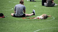 Salah satu pengunjung mengomentari lingkaran putih yang dibuat untuk jarak sosial ini. Dia menyebut lingkaran sebagai tempat parkir manusia. (AFP)