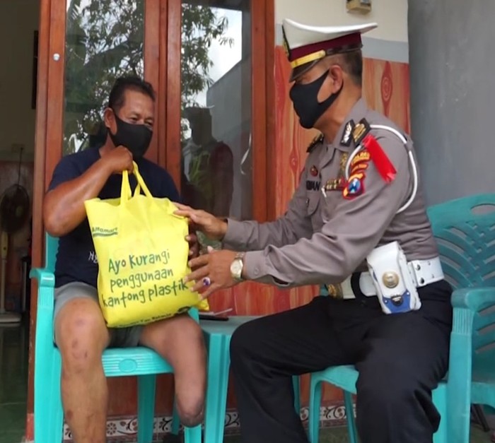 Satlantas Lamongan Berbagi Bantuan untuk Korban Laka Door to Door