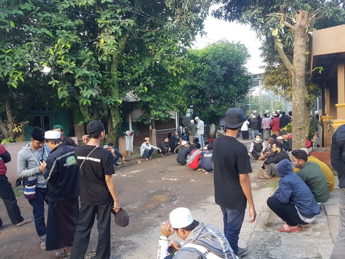 Pendukung Habib Bahar bin Smith Menunggu di Sekitar Lapas Gunung Sindur