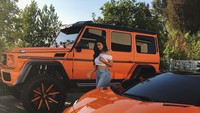 Membeli mobil mewah bukanlah hal sulit bagi Kylie Jenner, sebab ia tercatat sebagai pengusaha termuda versi Forbes yang berhasil menjadi konglomerat. Kekayaannya mencapai US$900 juta atau setara Rp12,6 triliun berkat Kylie Cosmetics dan penghasilan iklan. Foto: Instagram @kyliejenner