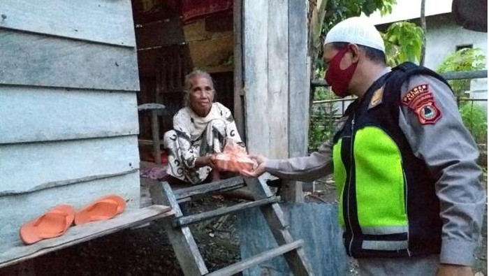 AIPDA Fahmi membagikan beras saat masa pandemi Corona.