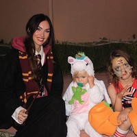 Meski begitu, di 2014 bintang Transformer itu melahirkan anak keduanya Bodhi Ransom. Namun lagi-lagi Megan mengungkapkan kehidupan ranjangnya kepada publik. Megan mengatakan bahwa anak mereka tidur bersama sehingga tidak bisa bercinta.  Foto: Instagram