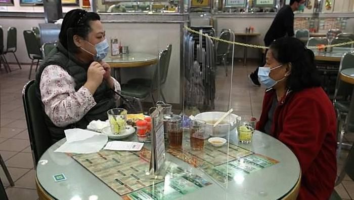 Penggunaan sekat kaca di restoran