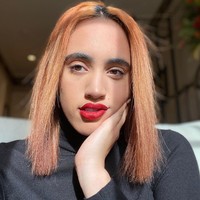 Simone memulai latihannya untuk menjadi WWE Superstar pada Februari 2020 di WWE Performance Center, Orlando, Florida. Dia merupakan atlet generasi keempat pertama dalam sejarah WWE, yang datang dari keluarga para legenda WWE termasuk kakek buyut, kakek, dan ayahnya. Foto: Instagram/@simonegjohnson