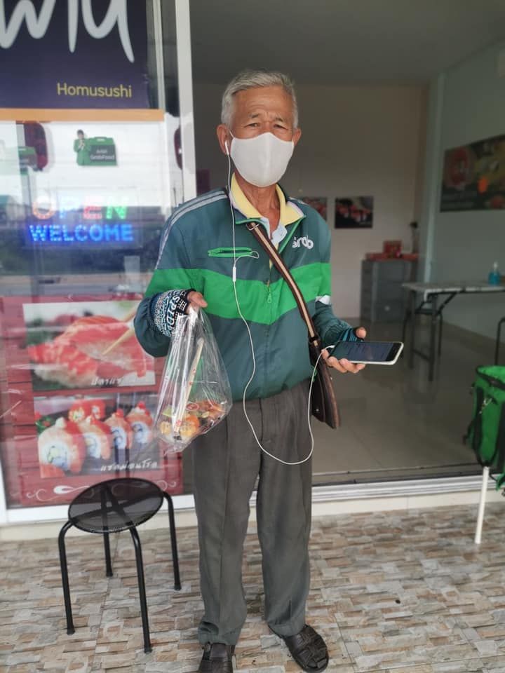 Pasangan tua jadi pengantar GrabFood