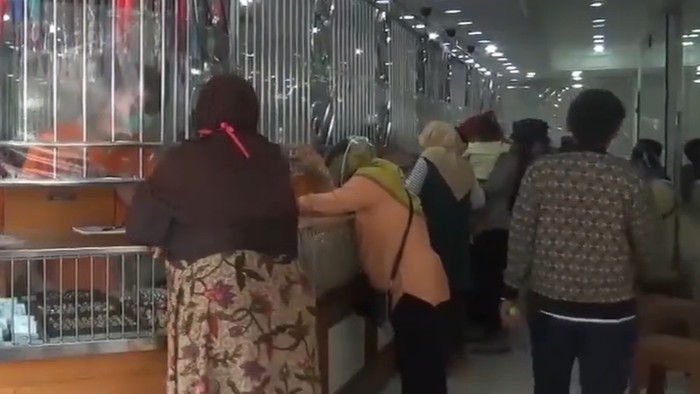 Menjelang Lebaran, toko perhiasan emas di Subang, Jawa Barat, ramai diserbu warga. Tak jarang mereka harus berdesak-desakan demi bisa membeli ataupun menjual emasnya lantaran terdampak virus Corona.
