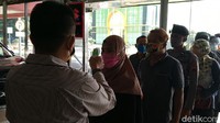 Pantauan detikcom di Plaza Pekalongan, sore ini pengunjung tampak memadati pusat perbelanjaan tersebut. Mulai dari parkiran depan mal tampak penuh kendaraan. Di pintu masuk, para pengunjung diwajibkan memakai masker. Jika ditemukan ada yang tidak menggunakan masker maka dilarang masuk. Petugas mal juga memberlakukan social distancing di titik antrean masuk.