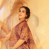 Dalam foto yang satu ini, Tasya Farasya tampil cantik dengan balutan busana bermotif batik. Foto: Instagram Tasya Farasya