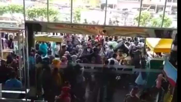 Video Mal CBD Ciledug diserbu pengunjung viral.