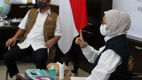 Kepala Badan Pengawas Obat dan Makanan Republik Indonesia, Penny K. Lukito (kanan) bersama Ketua Gugus Percepatan Penanganan Covid -19 Doni Monardo (kiri) memberikan paparannya di Gedung BNPB, Selasa (19/5/2020). Foto: dok. BPOM