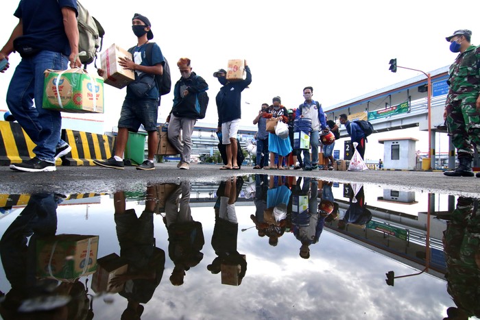 Pemudik bersiap turun dari kapal di Pelabuhan Ketapang, Banyuwangi, Jawa Timur, Selasa (19/5/2020). Pada H-5 Idul Fitri, arus mudik di Pelabuhan Ketapang terpantau ramai penumpang pejalan kaki dari Pulau Bali, sedangkan dengan tujuan Pulau Bali didominasi angkutan logistik. ANTARA FOTO/Budi Candra Setya/foc.