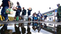 Pemudik bersiap turun dari kapal di Pelabuhan Ketapang, Banyuwangi, Jawa Timur, Selasa (19/5/2020).
