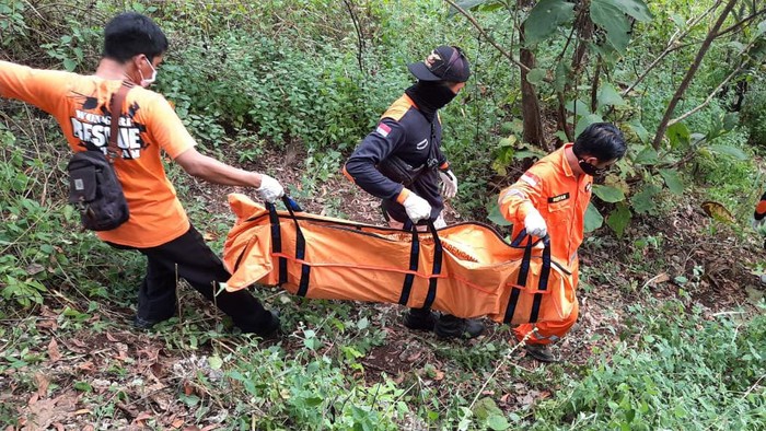 Proses evakuasi mayat pria di Gunung Tebon Wonogiri