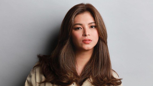 Inilah Angel Locsin, aktris Filipina yang tengah menjadi perbincangan di negaranya karena aksi dermawannya. Perempuan 35 tahun itu menggalang dana untuk pengadaan tes virus Corona bagi warga miskin di Filipina. (Foto: Instagram/@therealangellocsin)