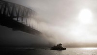 Kabut tebal menyelimuti Sydney Harbour Bridge.