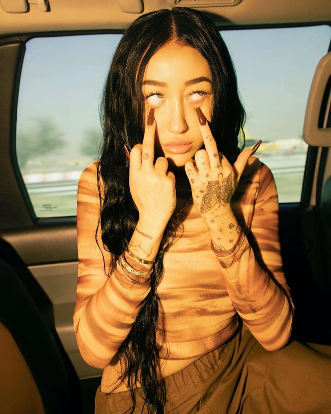 Sebelum ini Noah memang dikenal cukup vokal dalam mengungkap masalah kesehatan mentalnya dalam lagu. Pernah mengalami kecemasan, serangan panik, dan depresi, tak jarang Noah menciptakan lagu-lagu yang sedih. Foto: Instagram @noahcyrus