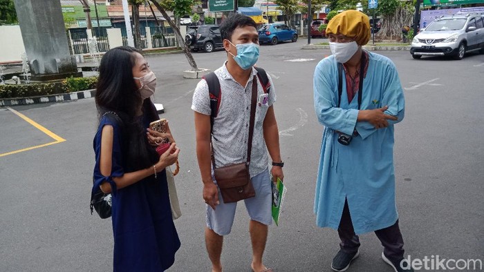 Pasien sembuh dari Corona (tengah) di Klaten saat pamit pulang dari RS, Selasa (19/5/2020).