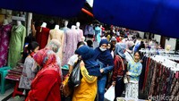 Warga terus memadati lokasi.