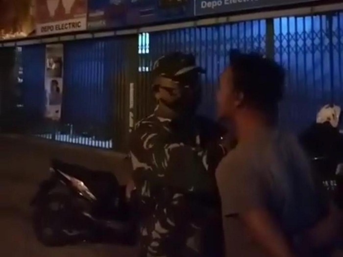 Petugas amankan pria mabuk di pos pantau 3 PKM Denpasar (dok. Istimewa)