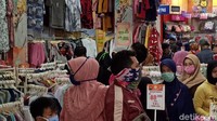 Bupati Garut Rudy Gunawan berulang kali mengkritik aksi warganya itu. Dia mengaku kecewa karena tingkat kepatuhan masyarakat selama PSBB belum maksimal. Statement Rudy yang terbaru, dia menyindir warganya yang ternyata kaya. Pandemi COVID-19 tak menyurutkan warga Garut untuk beli baju lebaran.