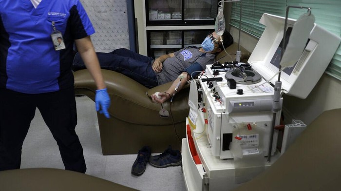 Manuel Sotelo III adalah salah satu tim medis yang terus berjuang menangani pasien Corona di Filipina. Begini potret kesehariannya.