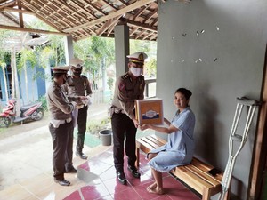 Senyum Ceria Korban Laka di Madiun Dapat Sembako Saat Pandemi Corona