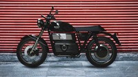 Motor listrik asal Swedia RGNT No. 1, dengan desain klasik bergaya Scrambler motor listrik ini terlihat mewah dengan menggendong mesin dan baterai listrik tepat dibawah tangki yang tidak lagi berperan untuk mengisi bensin. Foto: Pool (Paultan)