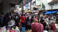 Jalanan yang ditutup Pemda untuk menghindari kerumunan orang selama masa Pembatasan Sosial Berskala Besar (PSBB) malah jadi taman bermain bagi warga yang tumpah ke jalan.