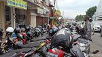 Potret Ribuan Warga Garut Berburu Baju Lebaran di Tengah Pandemi
