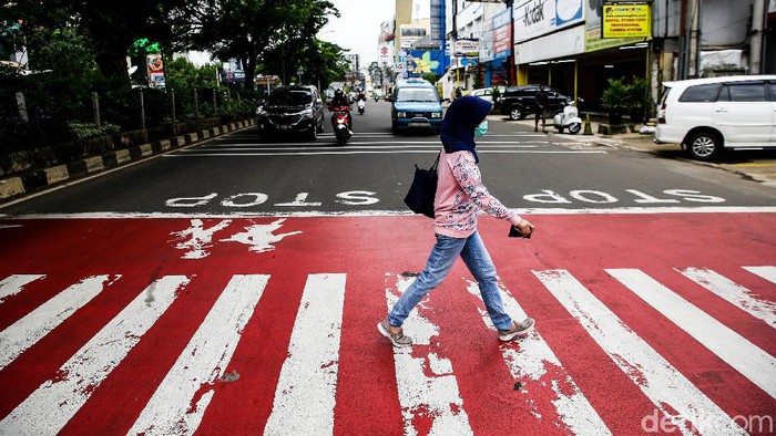 Situasi Margonda Siang Ini Ramai Lancar Kendaraan bermotor meilntasi jalan Margonda Raya ditengah pemberlakuan PSBB di Kota Depok, Jawa Barat, Selasa (19/5/2020). Grandyos Zafna/detikcom