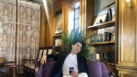 Di sela-sela break syuting, Seungheon terlihat santai sambil menikmati segelas kopi Americano hangat. Foto: Instagram @songseungheon1005