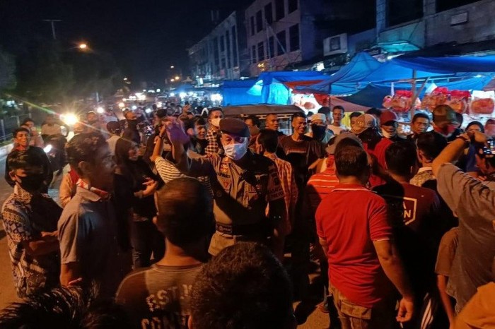 Pedagang di Dumai tolak pembatasan jam usaha selama penerapan PSBB di Kota Dumai pada Senin (18/5) malam (ANTARA/Abdul Razak)