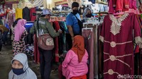 Walaupun begitu, baik penjual maupun pembeli tampak mengenakan masker.