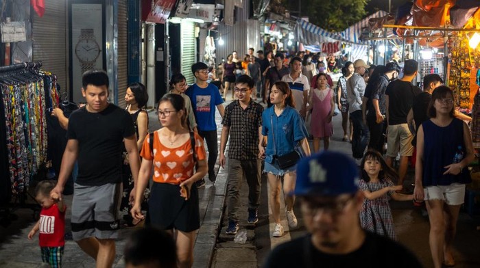 Pasar malam di Old Quarter Hanoi kembali ramai setelah pemerintah Vietnam melonggarkan aturan lockdown. Begini suasananya.
