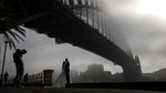 Pesona Sydney Harbour Bridge Berselimut Kabut Tebal
