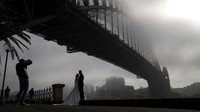 Jembatan kebanggaan Australia tersebut nyaris tak terlihat. Menurut Guinness World Records, jembatan ini adalah yang terlebar di dunia, sekaligus sebagai jembatan lengkung berkerangka besi tertinggi di dunia dengan puncaknya berdiri 134 meter di atas permukaan pelabuhan.