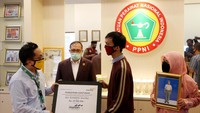 Penyerahan itu langsung diberikan oleh VP CSR Dept Bank Mandiri Diwangkoro A. Ratam, Ketua Persatuan Perawat Nasional Indonesia Harif Fadhillah, beserta para ahli waris keluarga perawat yang gugur saat menangani pasien COVID-19. Foto: dok. PPNI