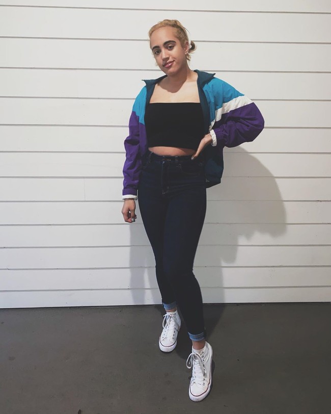 Keputusan Simone menjadi seorang pegulat tidak semata-mata hanya karena sang ayah. Ia juga terinspirasi mendiang kakeknya Rocky Johnson, yang merupakan juara berkulit hitam pertama di WWE. Foto: Instagram/@simonegjohnson