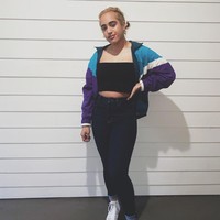 Keputusan Simone menjadi seorang pegulat tidak semata-mata hanya karena sang ayah. Ia juga terinspirasi mendiang kakeknya Rocky Johnson, yang merupakan juara berkulit hitam pertama di WWE. Foto: Instagram/@simonegjohnson