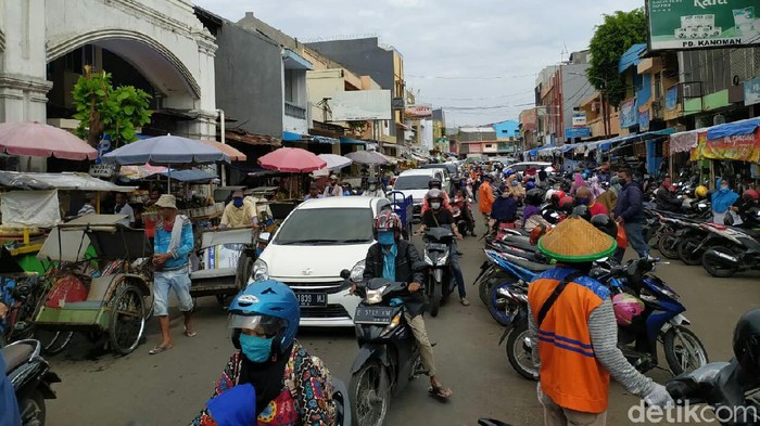 Banyak pelanggaran PSBB di pasar Cirebon, petugas siaga dan bagikan masker