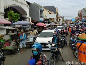 Banyak Pelanggaran PSBB di Pasar Cirebon, Petugas Bagikan Masker