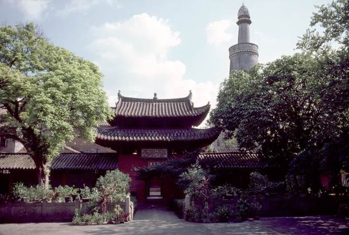 Masjid Huaisheng yang berada di Guangzhou, China, jadi saksi penyebaran Islam di Negeri Tirai Bambu. Masjid itu diketahui dibangun oleh sahabat Rasulullah SAW.