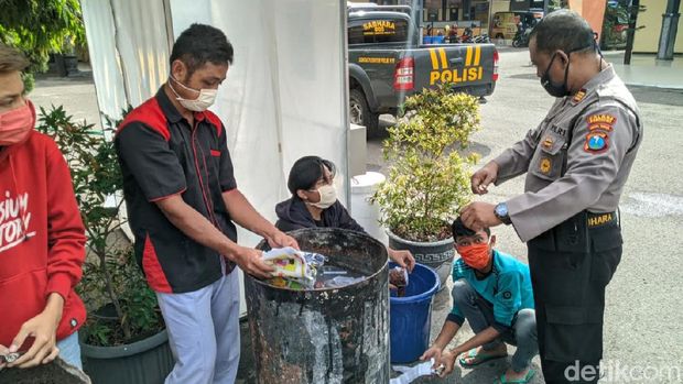 Pembuat petasan disuruh mengelupas petasannya