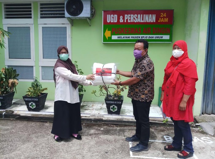 Penuhi Kebutuhan APD untuk Nakes di Padang DPD PDIP Sumbar dan Fraksi PDIP DPRD Sumbar, mendistribusikan 900 set Alat Pelindung Diri (APD) dan 78 kotak masker medis, pada tiga rumah sakit Tipe B dan 23 Puskesmas di Kota Padang.
