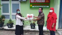 Sebanyak 900 APD dan masker medis sebanyak 78 kotak isi 50 piece (total 3.900 piece masker-red) itu langsung didistribusikan ke rumah sakti dan puskesmas di kota Padang. Foto: dok. Dinkes Padang
