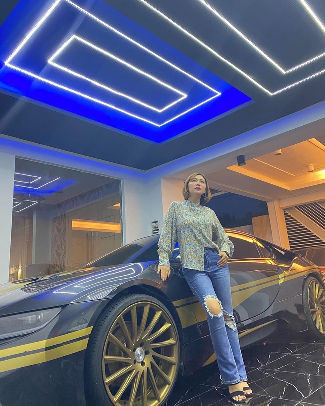 Wanita kelahiran 1992 menceritakan bagaimana awal mula dirinya terjun di dunia bisnis. Hesti mengakui bahwa orangtuanya mempunya utang ratusan juta, dan kondisinya tidak memungkinkan ketika ia harus berkerja di perusahaan orang. Foto: Instagram @deltahesti