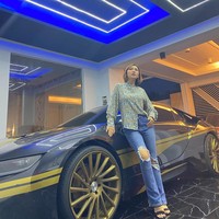 Wanita kelahiran 1992 menceritakan bagaimana awal mula dirinya terjun di dunia bisnis. Hesti mengakui bahwa orangtuanya mempunya utang ratusan juta, dan kondisinya tidak memungkinkan ketika ia harus berkerja di perusahaan orang. Foto: Instagram @deltahesti