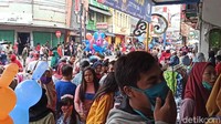 Baju dan perlengkapan lebaran lain jadi yang paling laku dicari. Baik toko maupun emperan semua diserbu ramai-ramai. Seperti dilihat detikcom, kerumunan warga tak bisa terhindarkan. Mereka saling antre memilih barang. Parahnya lagi, masih banyak warga yang tak menggunakan masker.