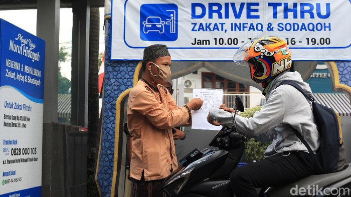 Tanah Kusir Berlakukan Zakat Fitrah Secara Drive Thru